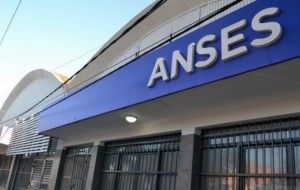 Filas de tres cuadras en el inicio de la inscripción para el Refuerzo Alimentario