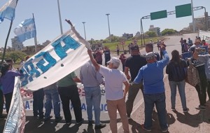 Policías cortaron el puente reclamando mejoras salariales