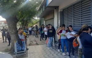 Largas filas en Anses para la entrega de la libreta de la AUH