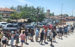 Largas filas de vehículos para cruzar de Paso de los Libres a Brasil