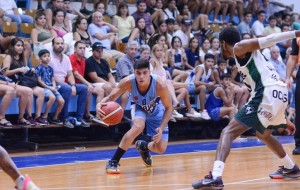 Regatas tuvo una trabajosa victoria sobre Atenas