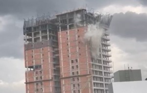 Evacuaron a 14 personas por la voladura de grúa en edificio