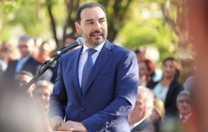 En medio de los reclamos, Valdés anunció aumento salarial del 15%