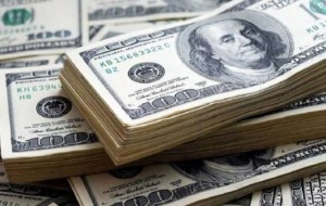 El dólar blue tocó un nuevo récord y cerró a 418 pesos