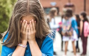 Por acoso escolar, ordenan que una niña de 7 años se cambie de división