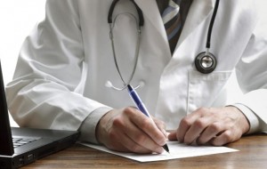 Médicos aumentan a 6.000 pesos el adicional por consulta