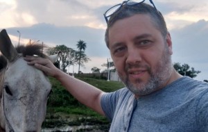 Denuncian por extorsión y tráfico de influencias a un periodista