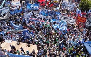 Fue multitudinaria la movilización contra Milei en Corrientes