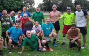 Funcionarios provinciales juegan al fútbol con ginecólogo condenado por abuso sexual