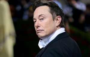 Elon Musk tuvo que obedecer órdenes judiciales para que X vuelva a funcionar en Brasil