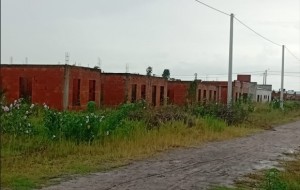 Denuncian abandono de obras de viviendas en el barrio Montaña