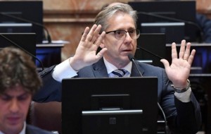 Papelón de Vischi: votó en contra de un proyecto que él mismo presentó