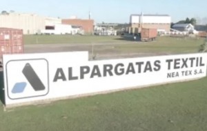 Se agrava la crisis de Alpargatas: evalúan suspender a 400 trabajadores en Bella Vista