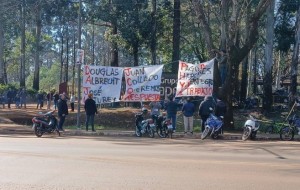 Trabajadores de la Forestal Tapebicuá realizan corte parcial de la Ruta 14