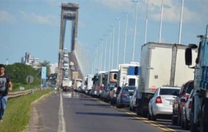 Hasta fin de mes continurán las demoras para cruzar el puente