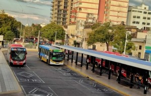 ¿Qué modelo de transporte prioriza Corrientes para qué tipo de ciudad?