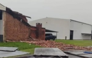 Socavón en la ruta 12 y daños en el aeropuerto de Corrientes por el temporal