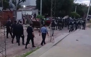 Familia fue desalojada de manera ilegal tras perder su casa con las lluvias