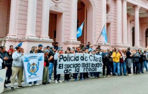 Policías retirados exigen recomposición salarial