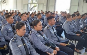Familiares de cadetes de la policía exigen pago de becas adeudadas al gobernador