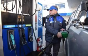 Desde que comenzaron los bombardeos a Irán, la nafta subió 6% en Argentina