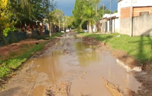 Hace más de una semana que no llueve, pero las calles del barrio San Ignacio siguen inundadas